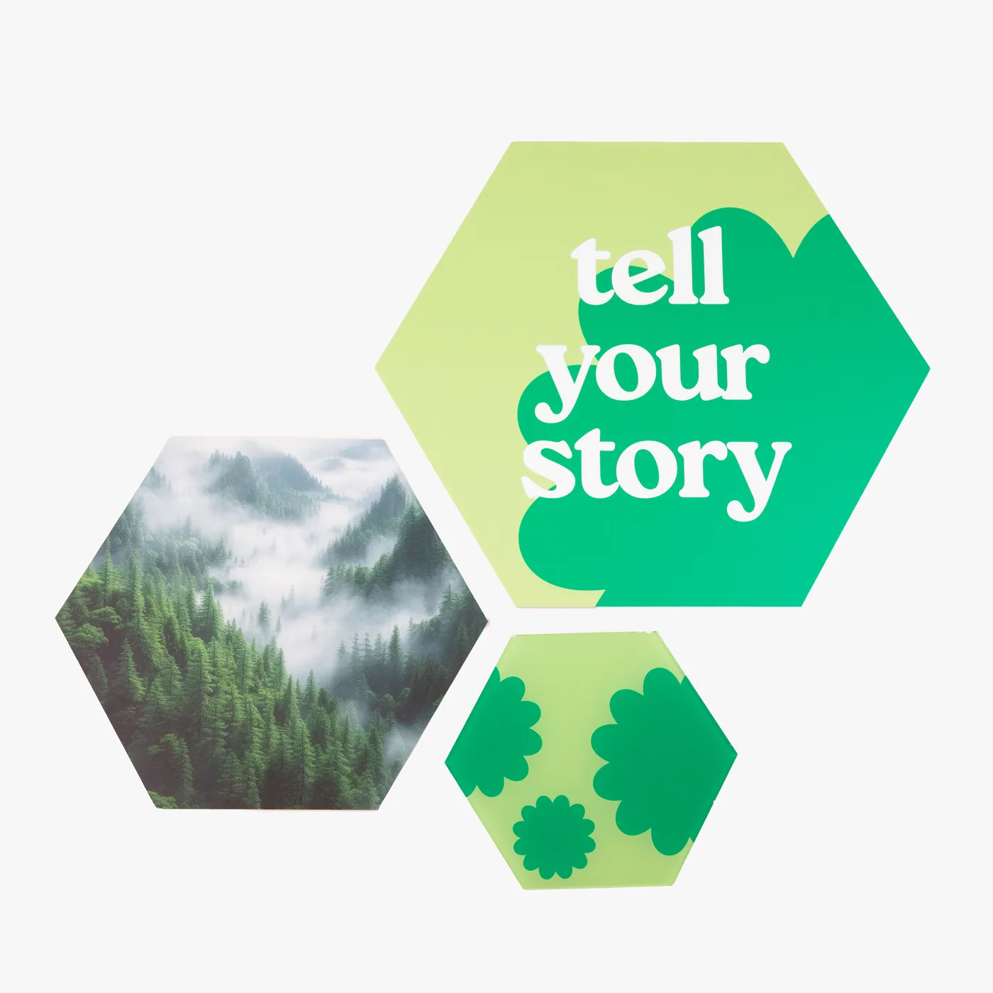 Drie bedrukte hexagons met een bosfoto, de tekst 'tell your story' en een bloemenpatroon