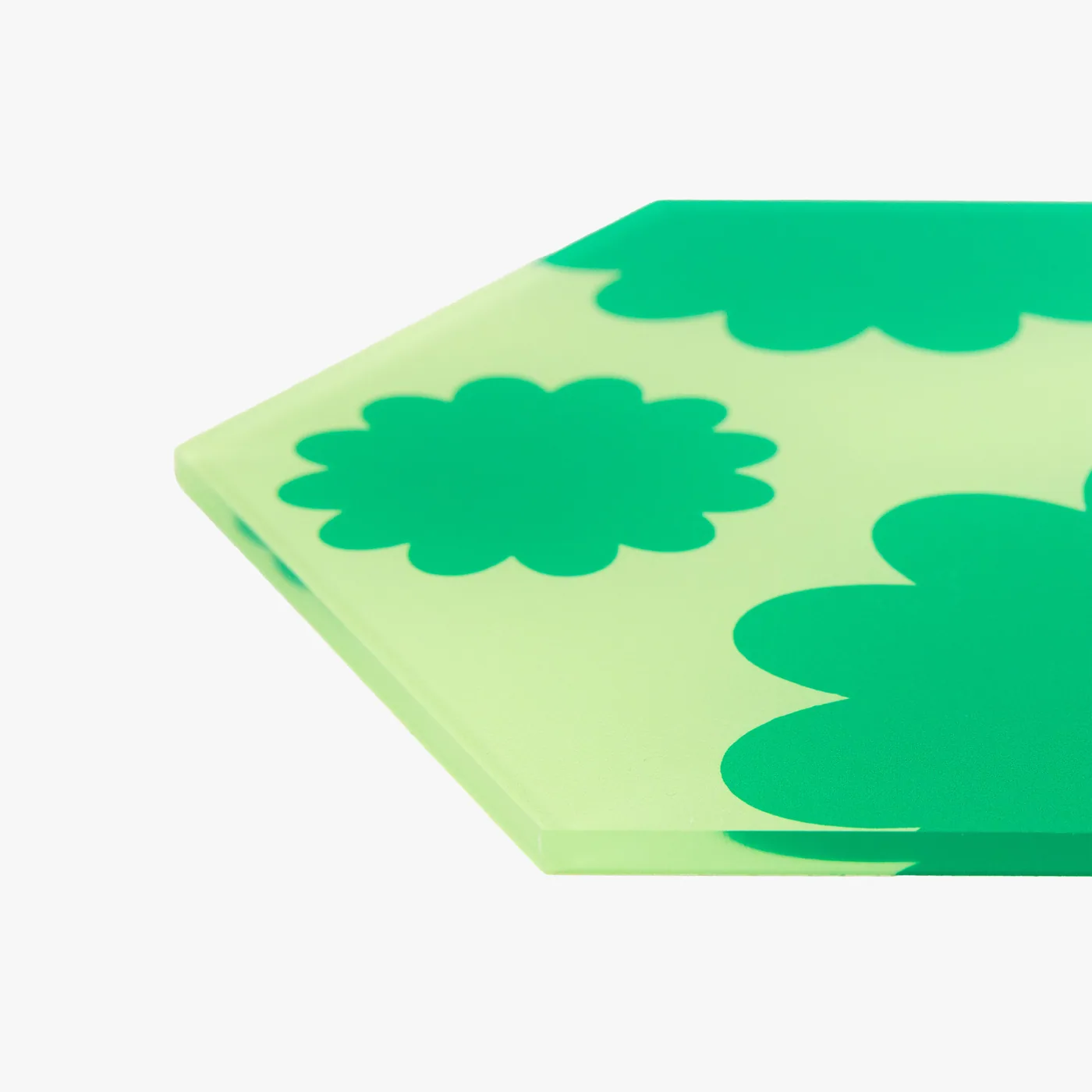 Close-up van een hexagon met groen bloemenpatroon, gezien vanaf de zijkant van het paneel