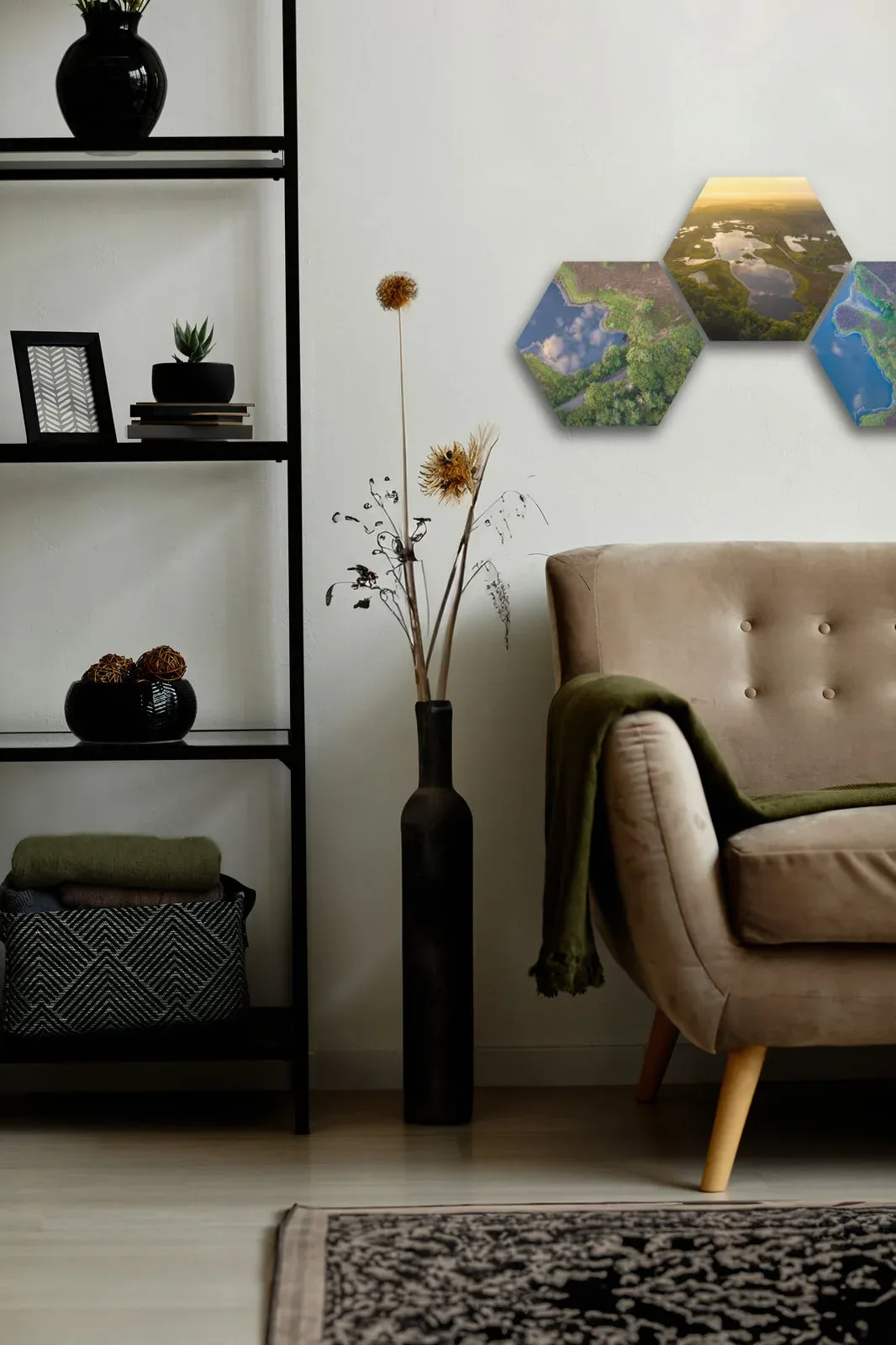 Drie hexagons met luchtfoto's naast een open boekenkast en een fauteuil