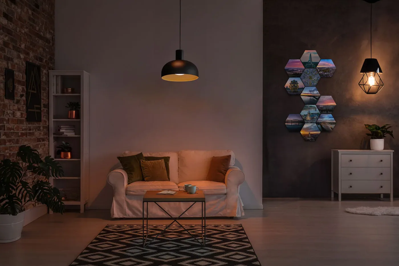 Hexagon fotocollage op een bakstenen muur in een sfeervol verlichte woonkamer