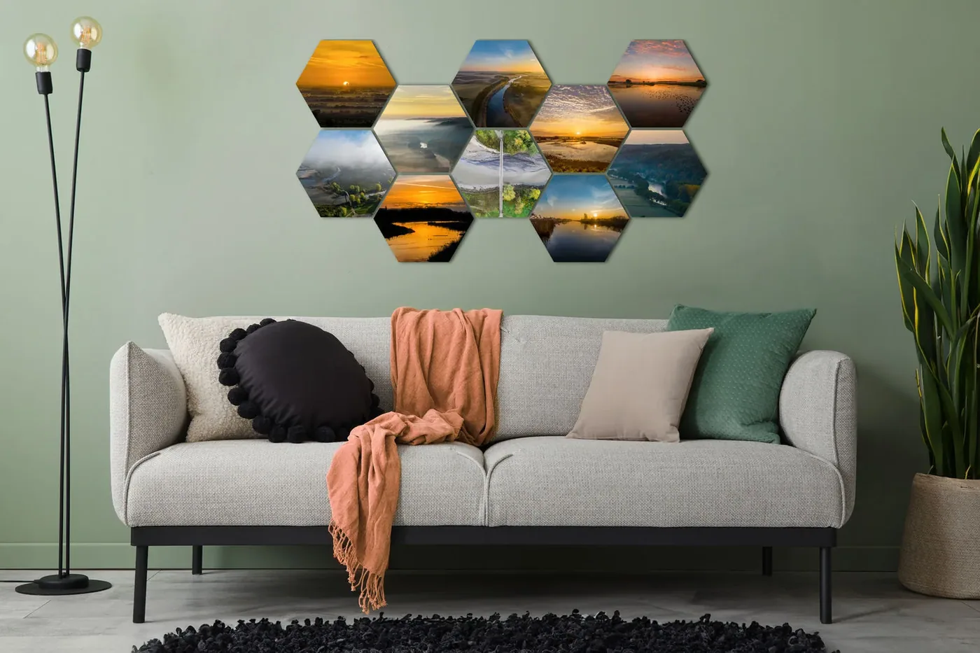Hexagon fotowand met luchtfoto's boven een lichte bank in de woonkamer
