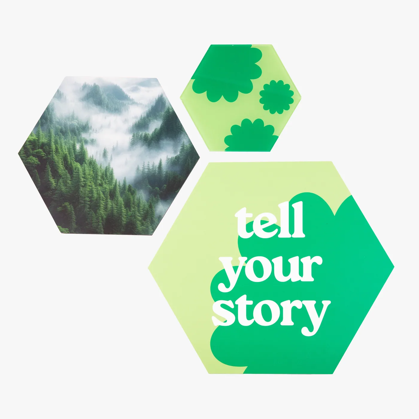 Hexagons met bosfoto, groen bloemenpatroon en tekst 'tell your story' in een compacte opstelling