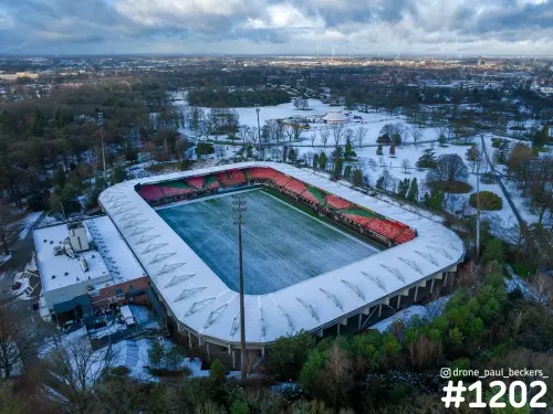 Luchtfoto van het Goffertstadion in Nijmegen onder een laag sneeuw, met besneeuwd dak en veld in het winterse park