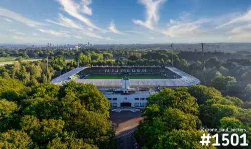 Luchtfoto van het Goffert-stadion in Nijmegen met de letters NIJMEGEN in de tribune, omringd door groene bomen
