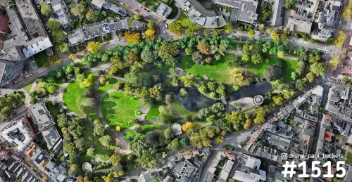 Luchtfoto van een stadspark met vijver en slingerende paden in het centrum van Nijmegen, bomen in herfstkleuren