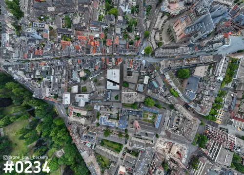 Loodrechte luchtfoto van het centrum van Nijmegen met dicht bebouwde straten, rode daken, zonnepanelen en een park linksonder