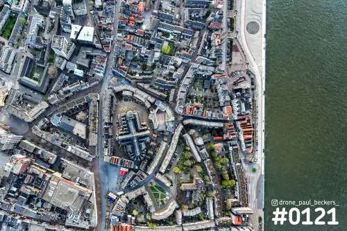 Nijmegen van boven: centrum met daken en straten langs de Waal, met de Waalkade en een rond patroon op de kade