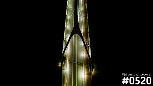 Luchtfoto van De Oversteek in Nijmegen bij nacht, recht van boven met de verlichte rijbanen en de V-vormige pyloon