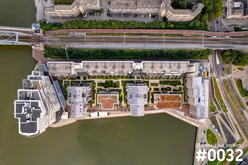 Luchtfoto van appartementengebouwen aan de Handelskade in Nijmegen, recht van boven, met binnentuin en de Waal
