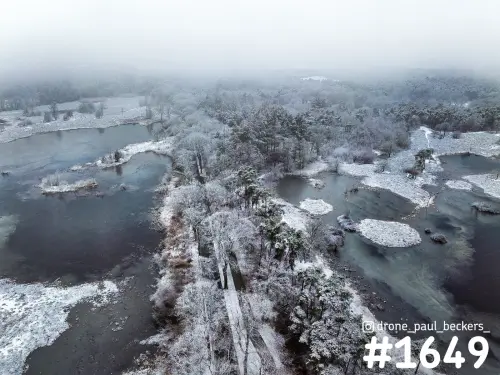 Luchtfoto van de Hatertse Vennen in de winter, met rijp op de bomen en sneeuw op de oevers van twee vennen in de mist