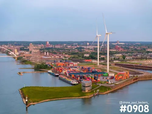 Luchtfoto van de containerterminal bij het Havenkwartier in Nijmegen, met twee windturbines en schepen aan de kade
