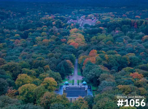 Luchtfoto van Heilig Landstichting bij Nijmegen in de herfst, met een bosrijk landschap, een lange laan en een gebouw tussen de bomen