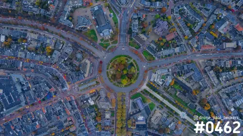Luchtfoto recht van boven op het Keizer Karel Plein in Nijmegen in de herfst, met rotonde, herfstbomen en omliggende straten
