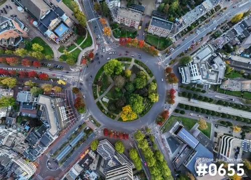 Luchtfoto recht van boven op het Keizer Karel Plein in Nijmegen in de herfst, met rotonde, park en rood en geel verkleurde bomen