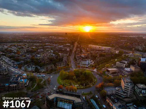 Luchtfoto van het Keizer Karel Plein in Nijmegen bij zonsondergang, met herfstkleuren in het groen van de rotonde