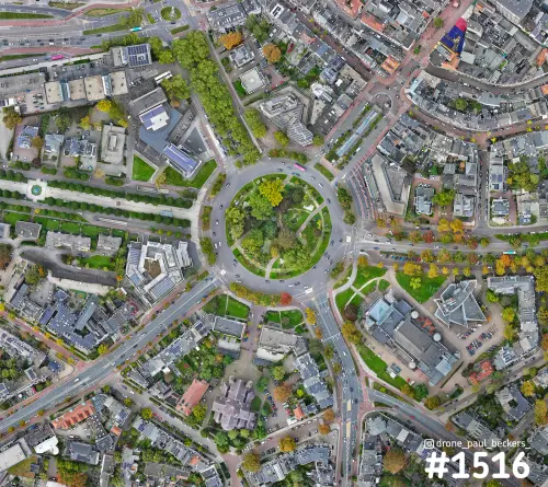 Loodrechte luchtfoto van het Keizer Karel Plein in Nijmegen met de rotonde, het groene middenplein en herfstkleurige bomen