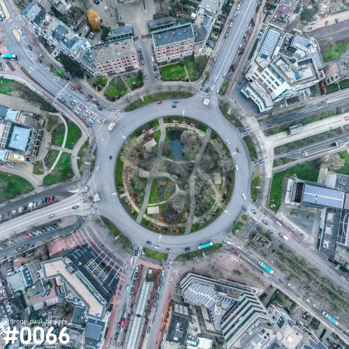 Luchtfoto recht van boven van de rotonde op het Keizer Karel Plein in Nijmegen, met parkje in het midden en kale bomen