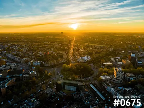 Luchtfoto van het Keizer Karel Plein in Nijmegen bij zonsondergang, met een lange rechte laan naar de lage zon aan de horizon