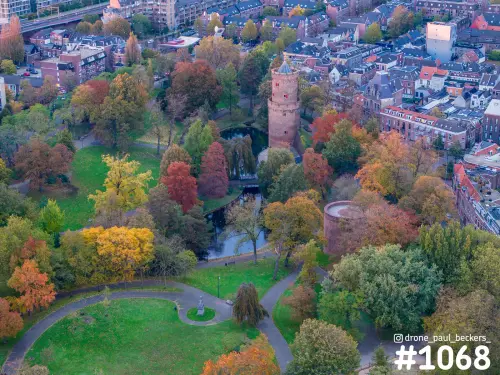 Luchtfoto van Kronenburgerpark in Nijmegen in herfstkleuren, met ronde stenen toren, vijver en slingerende paden