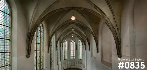 Interieur van de Marienburg kapel in Nijmegen met gotisch kruisribgewelf en hoge smalle ramen met glas, panoramafoto