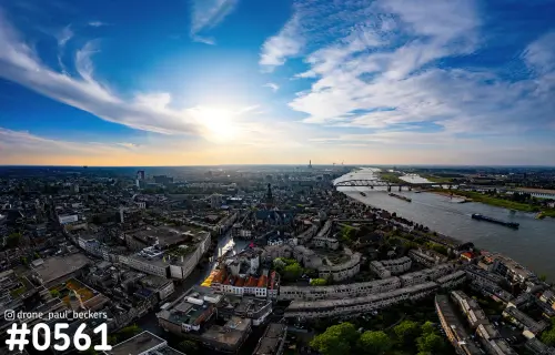 Luchtfoto van het centrum van Nijmegen met de Stevenskerk, de Waal en De Oversteek bij laagstaande zon en wolkenlucht
