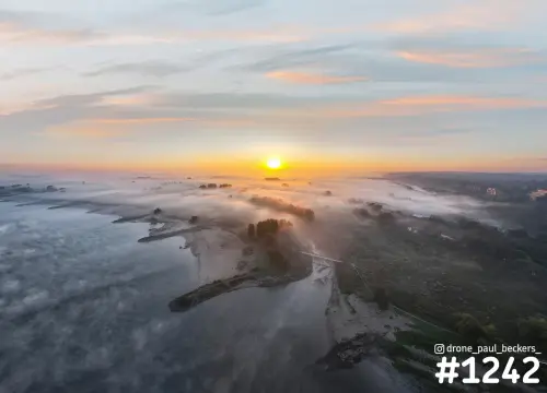 Luchtfoto van de Waal en de Ooijpolder bij zonsopkomst, met laaghangende mist boven de rivier en uiterwaarden
