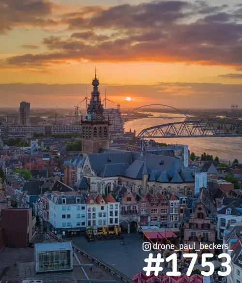 Luchtfoto van de Stevenskerk en Grote Markt in Nijmegen bij laaghangende zon, met de Waal en De Oversteek