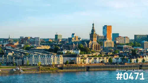 Luchtfoto van Nijmegen vanaf de Waal met Stevenskerk, Waalkade en toren Nimbus in warm zomerlicht