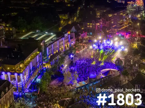 Luchtfoto van publiek bij een podium met groene lasers tijdens de Vierdaagsefeesten in Nijmegen, 's avonds
