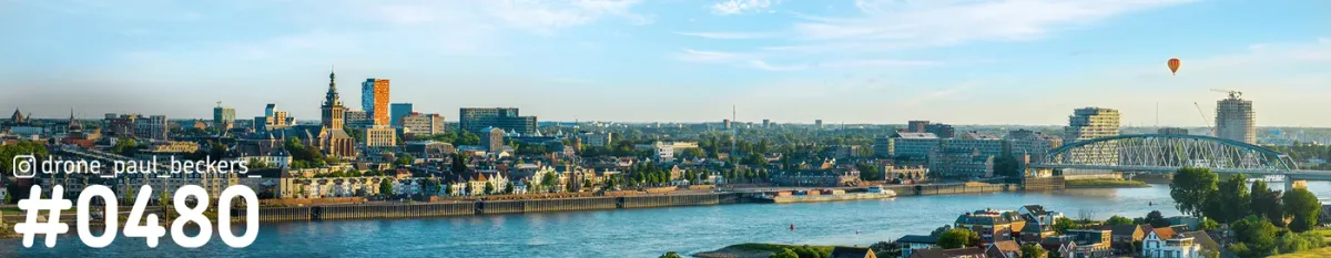 Luchtfoto panorama van Nijmegen aan de Waal met Stevenskerk, Waalkade en een luchtballon boven de stad