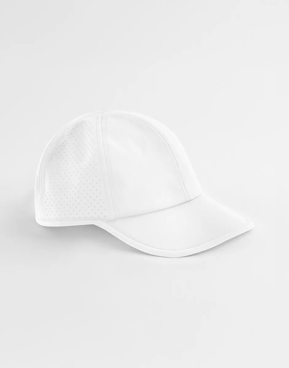 Beechfield Technical training cap in White, voorkant – te bedrukken met jouw logo of tekst