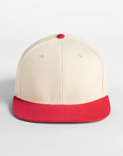 Beechfield 6-panel pet met platte klep en contrast in Natural/Red, voorkant