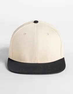 Beechfield 6-panel pet met platte klep en contrast in Natural/Black, voorkant
