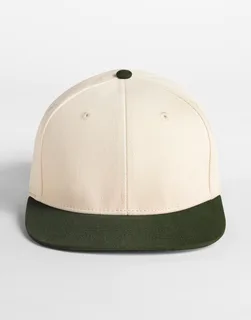 Beechfield 6-panel pet met platte klep en contrast in Natural/Dark Olive, voorkant