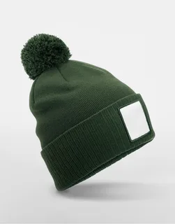 Beechfield Appliqué Patch Pom Beanie in Olive Green/White, voorkant