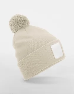 Beechfield Appliqué Patch Pom Beanie in Oatmeal/White, voorkant