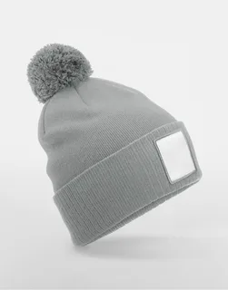 Beechfield Appliqué Patch Pom Beanie in Ash/White, voorkant