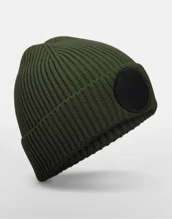 Beechfield Circular Fashion Patch Beanie in Olive Green/Black, voorkant