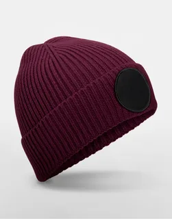 Beechfield Circular Fashion Patch Beanie in Burgundy/Black, voorkant