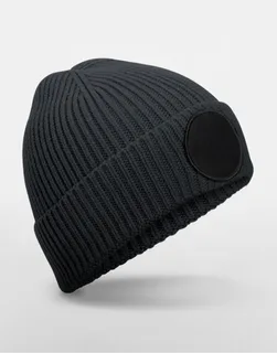 Beechfield Circular Fashion Patch Beanie in Graphite Grey/Black, voorkant