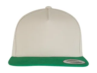 The Classics Yupoong Classic 5 Panel Snapback in Beige/Green, voorkant