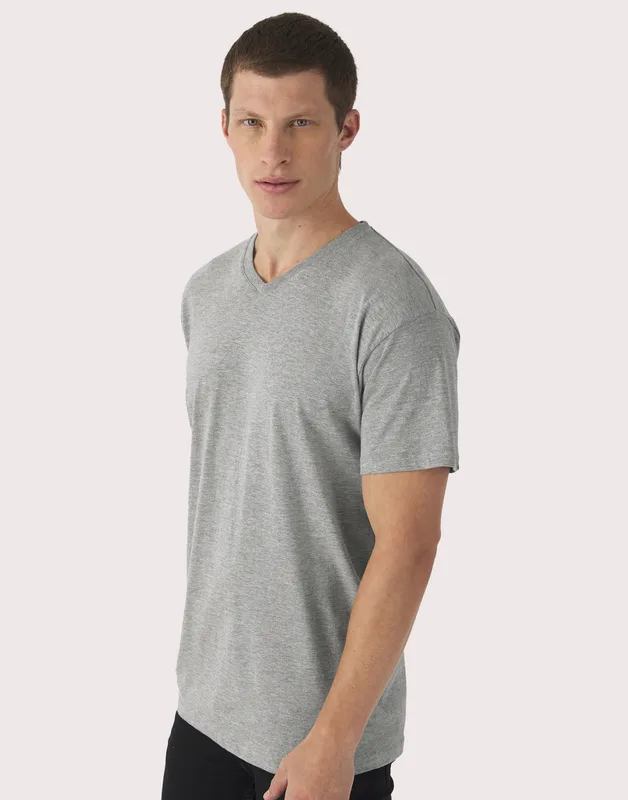 B&C T-shirt met V-hals